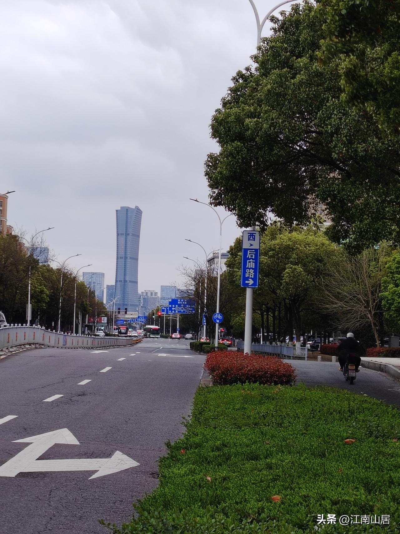 不论一起工作的时候，关系有多好的同事。只要离职后，不在同一个公司了。过不了几个月