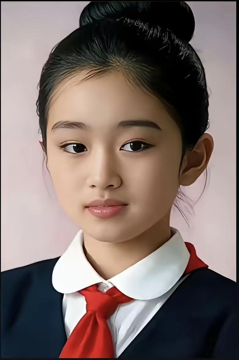 这小姑娘长得真好看，气质出众，一双水汪汪的眼睛配上高挺的鼻子，简直是个美人胚子！
