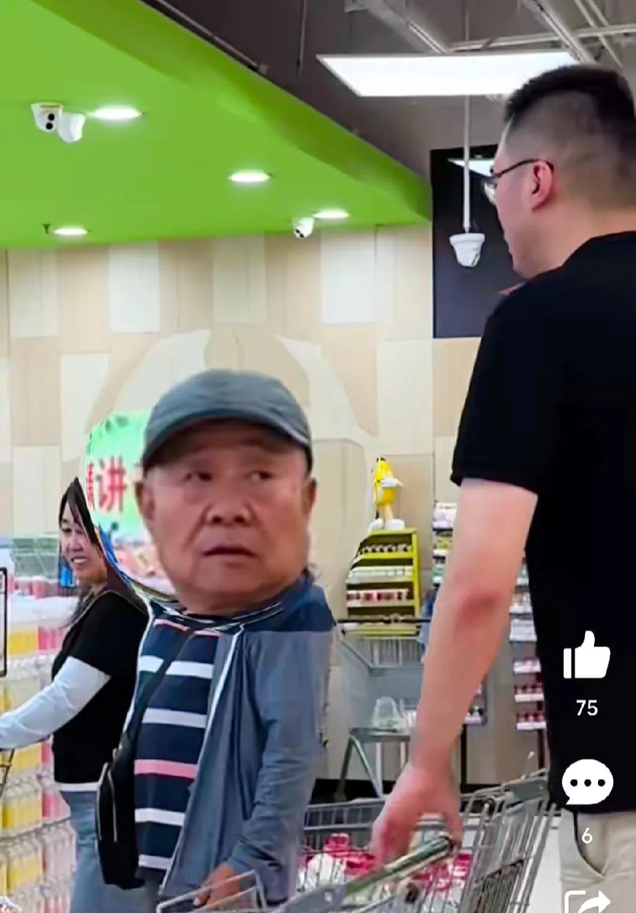 CBA两位身高身高超2.20米球员逛超市被围观，惊吓到大爷大妈，纷纷拿出手机拍照
