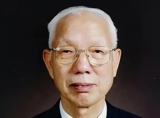 1958年，一个叫田家炳的印尼华侨带着自己的家人移居香港，并在元朗的屯门海边购买