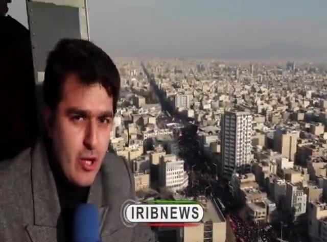 伊朗电视台记者在直升飞机上，播报德黑兰的情况，展示大批民众反对骚乱。不过，这名伊