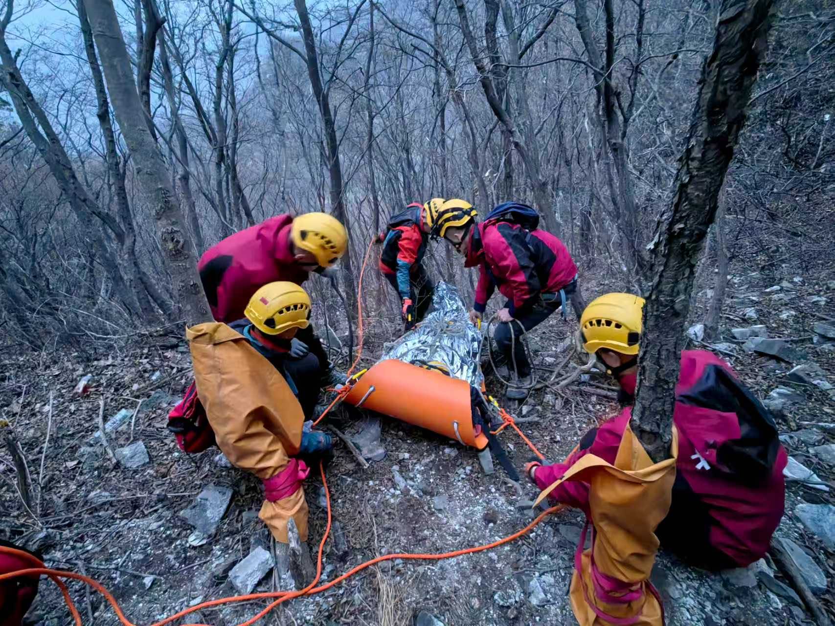 5人结伴爬野山，女子在陡坡失足跌落10米求救