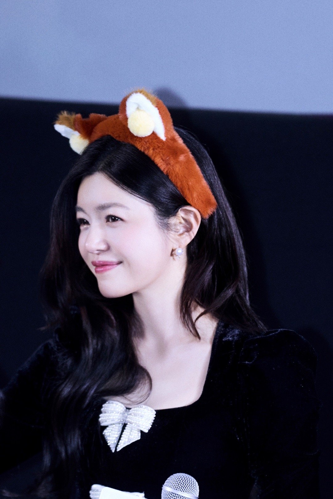 以前看她作品的时候就觉得她漂亮温柔🥰这次的狙击蝴蝶也好看！跟周柯宇cp感绝了！