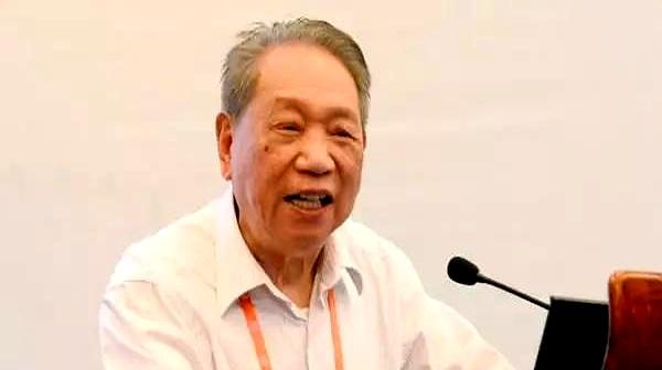 你说人老了最狠的报复是什么？
不是有多少存款，而是走了以后儿女得请假在家翻你的破