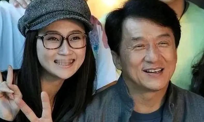 2008年北京奥运闭幕式后，成龙给张艺谋打了个电话：“这个女孩我相中了，你要不要