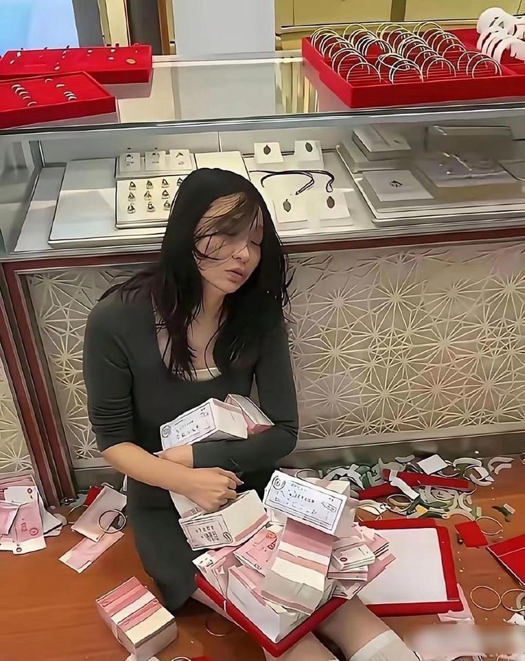 看着不由得心头一紧，这下不知道得赔多少！
 
车辆受损明显，若是普通家用车还好，