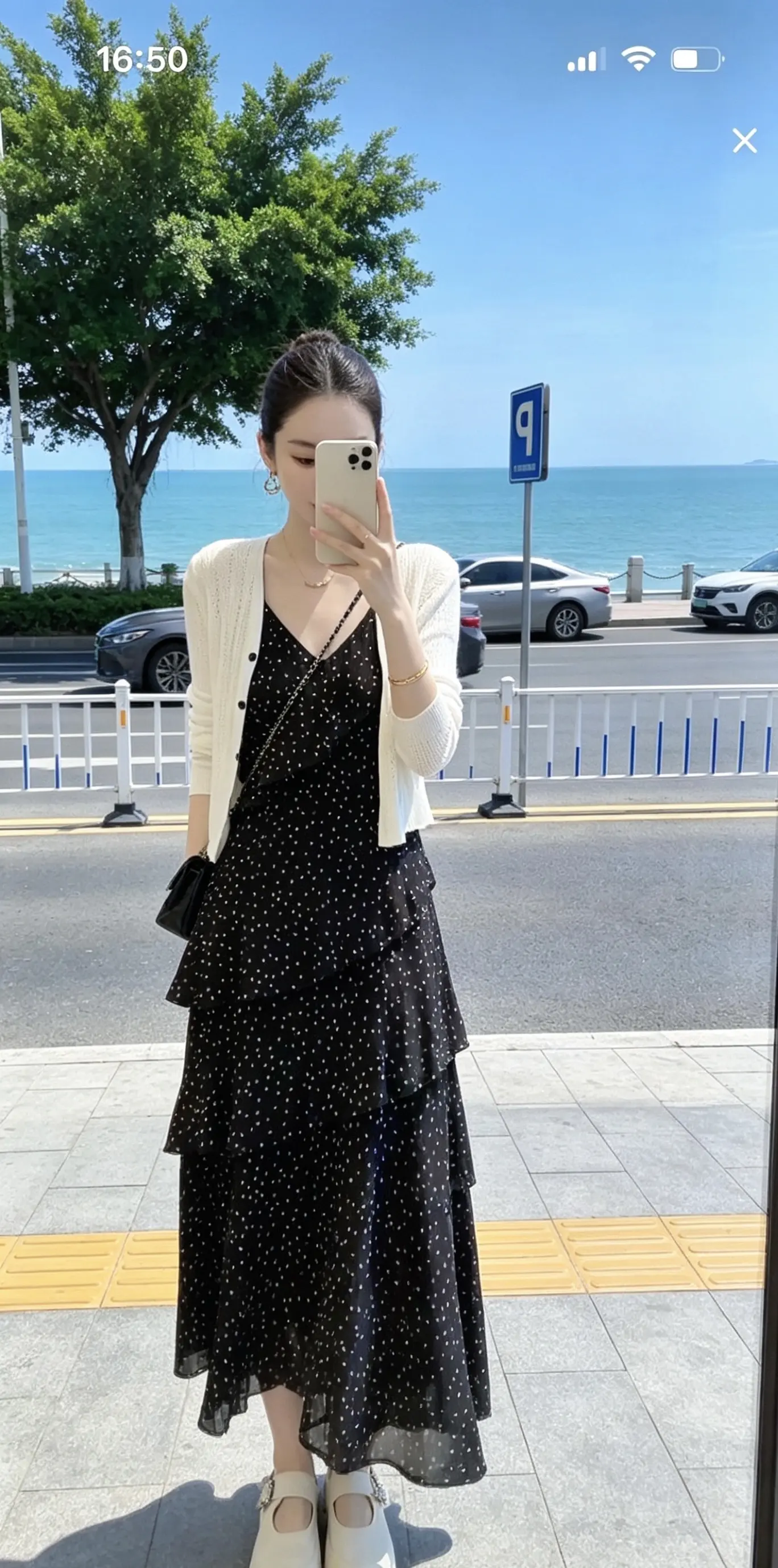 "日子不必处处周全，         你笑了，生活就甜了。"