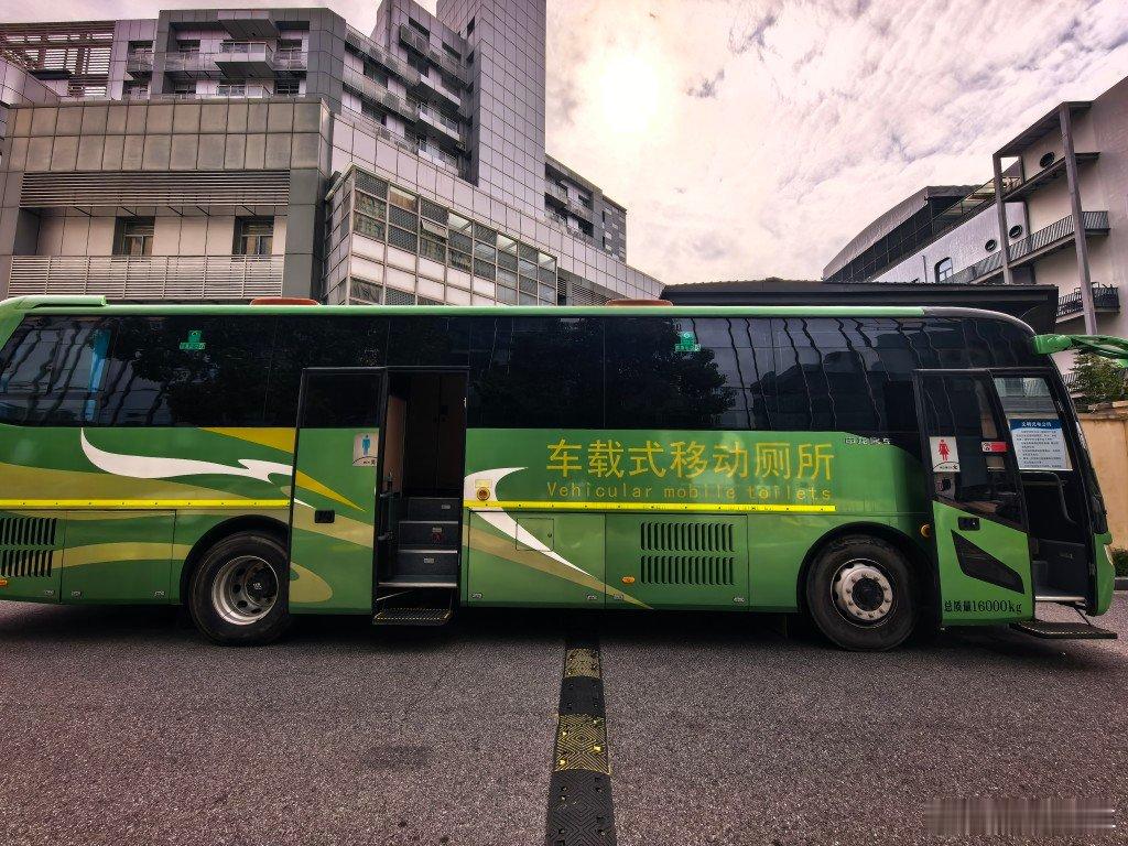 整个大巴就是一个厕所这东西好，临时的活动不用搭建，开过去就能用 ​​​