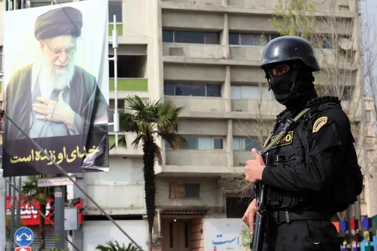 伊朗“叛国者”登场了！

4月16日，据伊朗法尔斯通讯社称，首都德黑兰发生两起爆