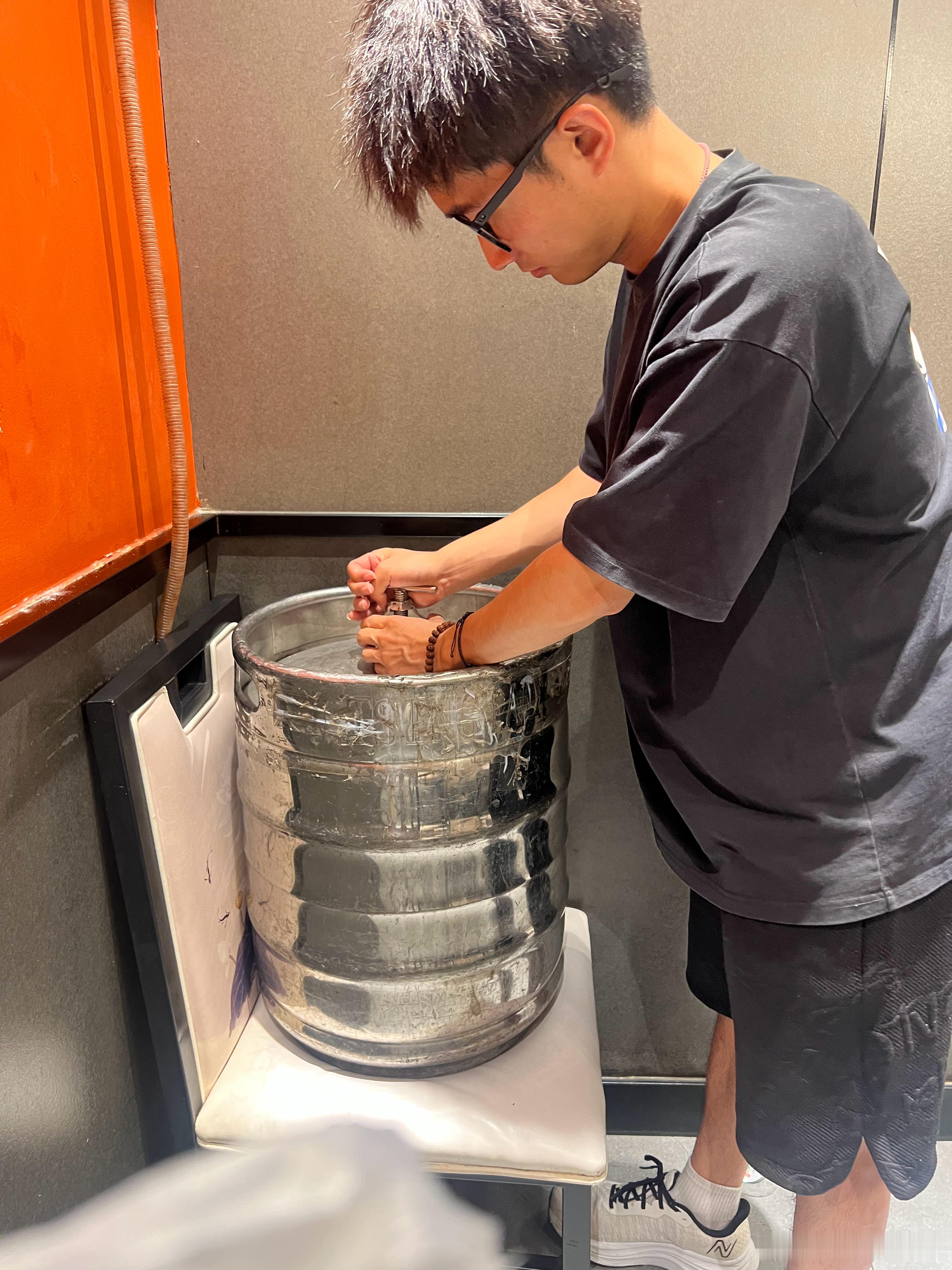 我司摄影龙兄直播间觅得四厂原浆，随即以鉴赏心态换取40L样本抵京，六人轮番品鉴后