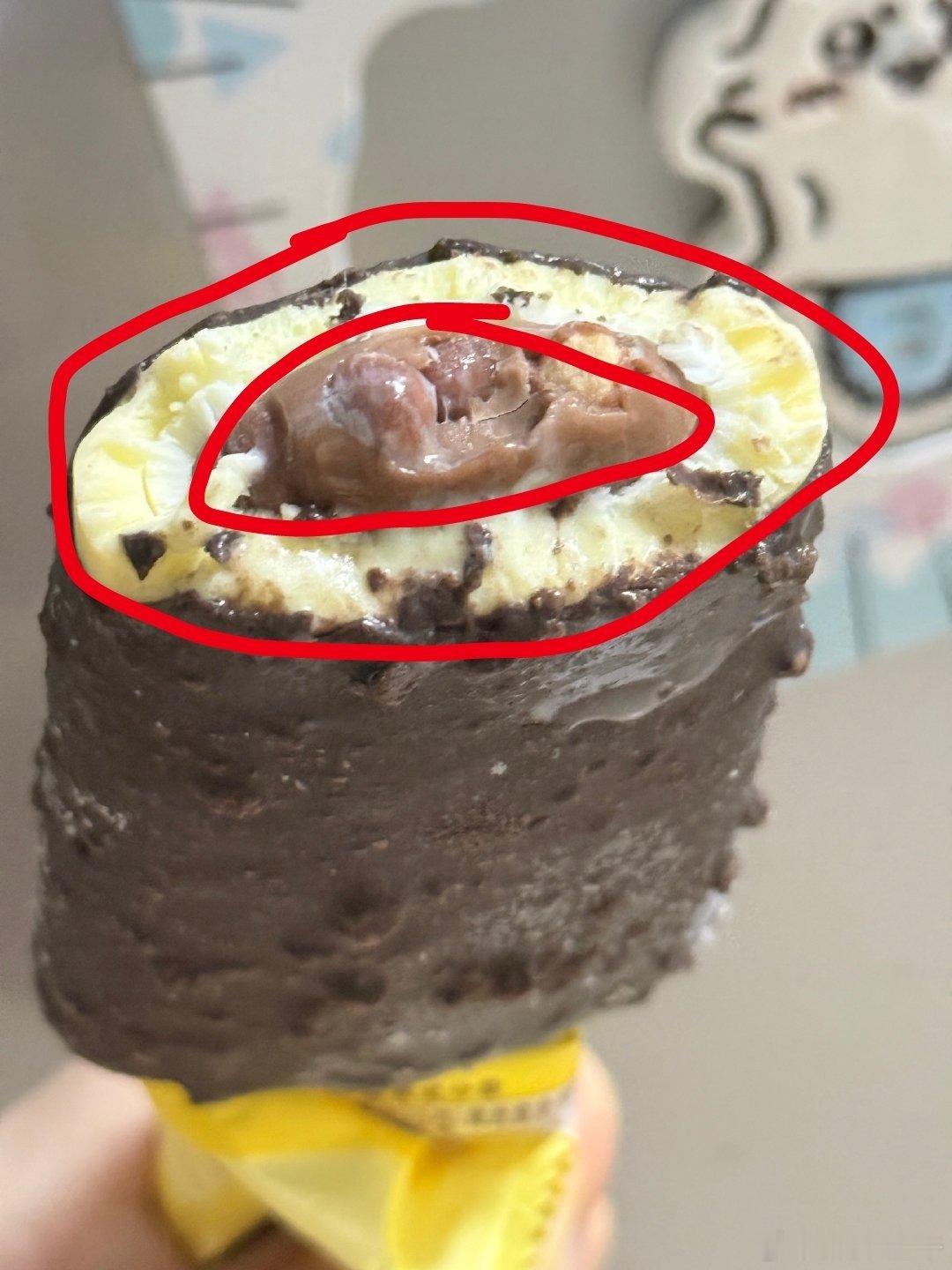 巧乐兹中间的巧克力 我敲，有人跟我一样嘛？我从小吃巧乐兹，都先把巧克力周围的奶油
