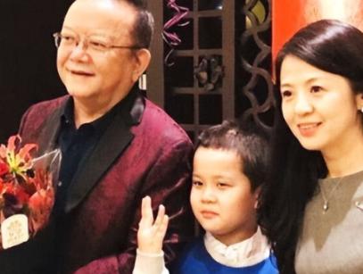 2006年，58岁的王刚三婚娶了小他20岁的郑艳东。新婚之夜，王刚对郑艳东说：“