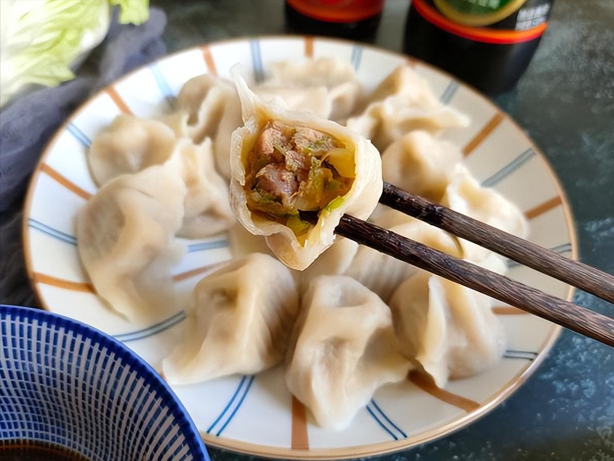 冬天使劲吃，一通便，二强筋骨，三护眼，冬天包饺子全家抢着吃
这篇文章介绍了如何制