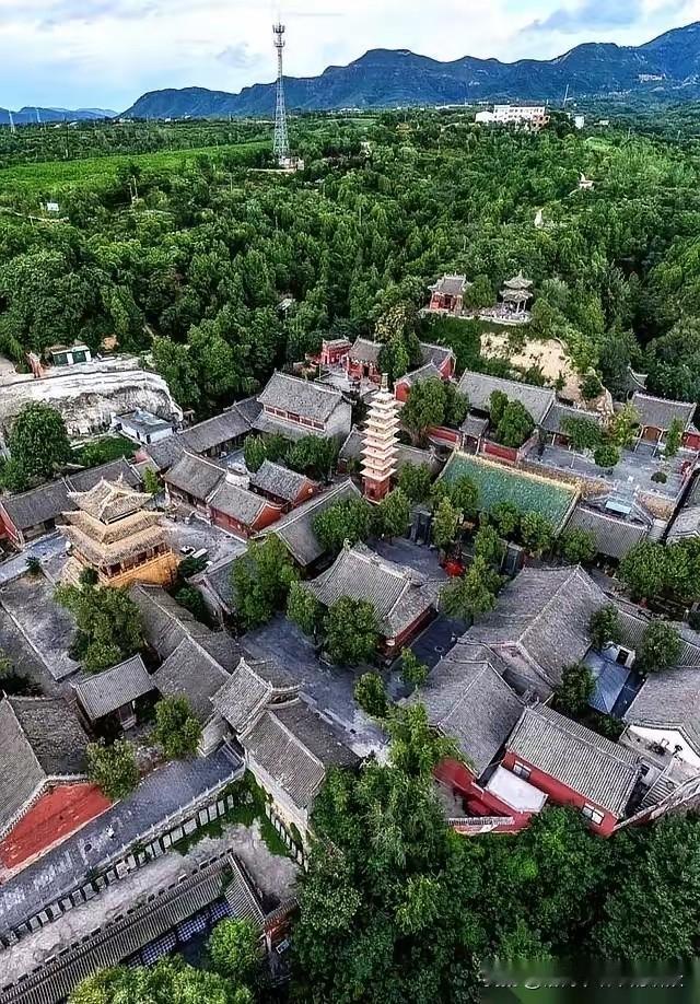 最可怕的，不是土匪，是土匪不蒙面了。


敢在青天白日下抢你，还让你清清楚楚看见