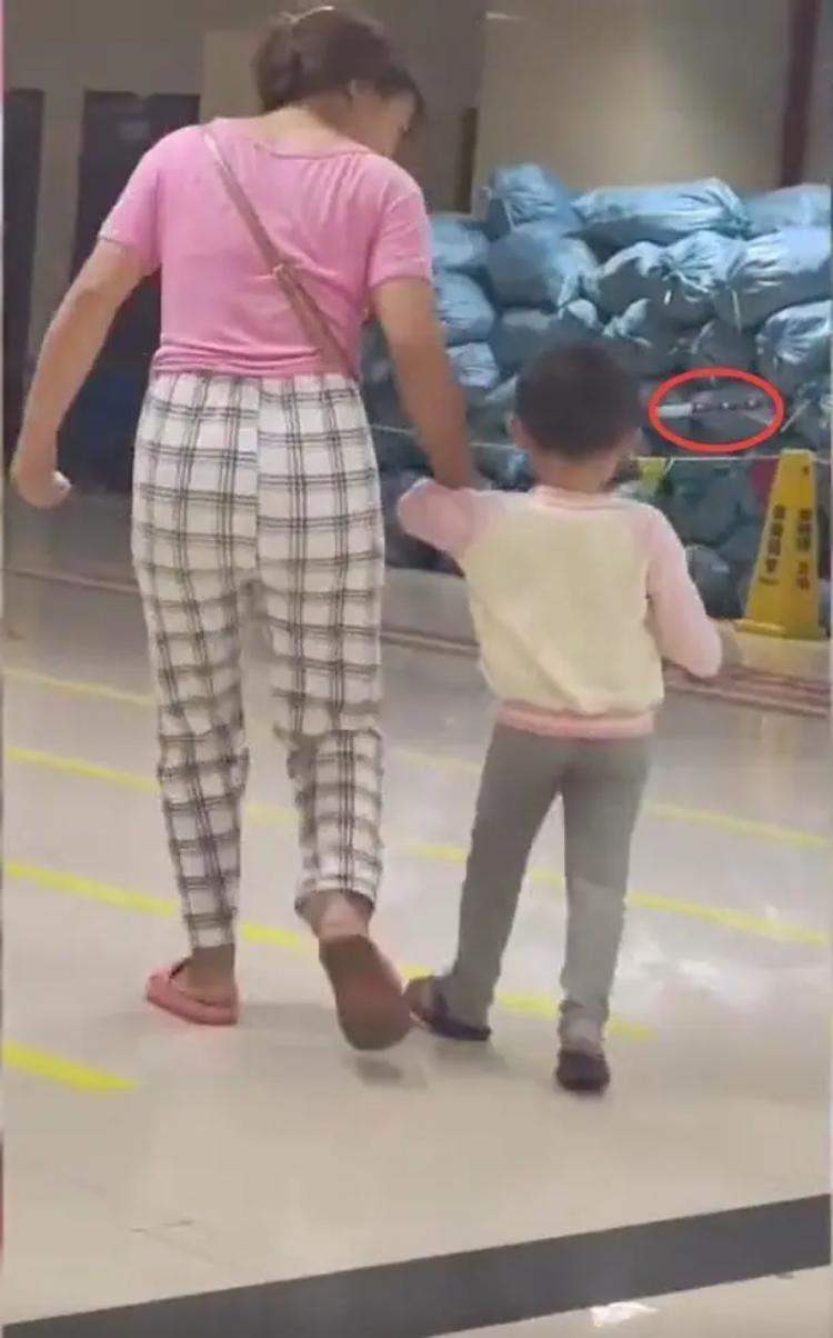“电影照进现实”云南昆明，水果刀意外插入3岁女孩头颅，妈妈淡定带着去医院，医生看
