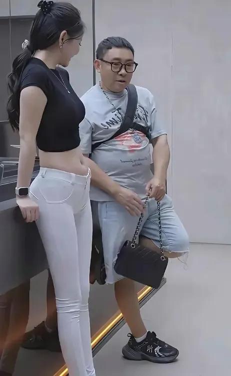 这哥们儿肯定有什么我们不知道的过人之处！