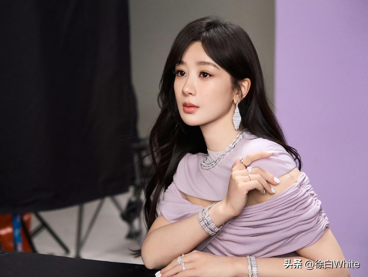 3月8日，杨紫确认出席罗马时装周
是临时增加的行程，杨紫是真想开了，不再一味的待