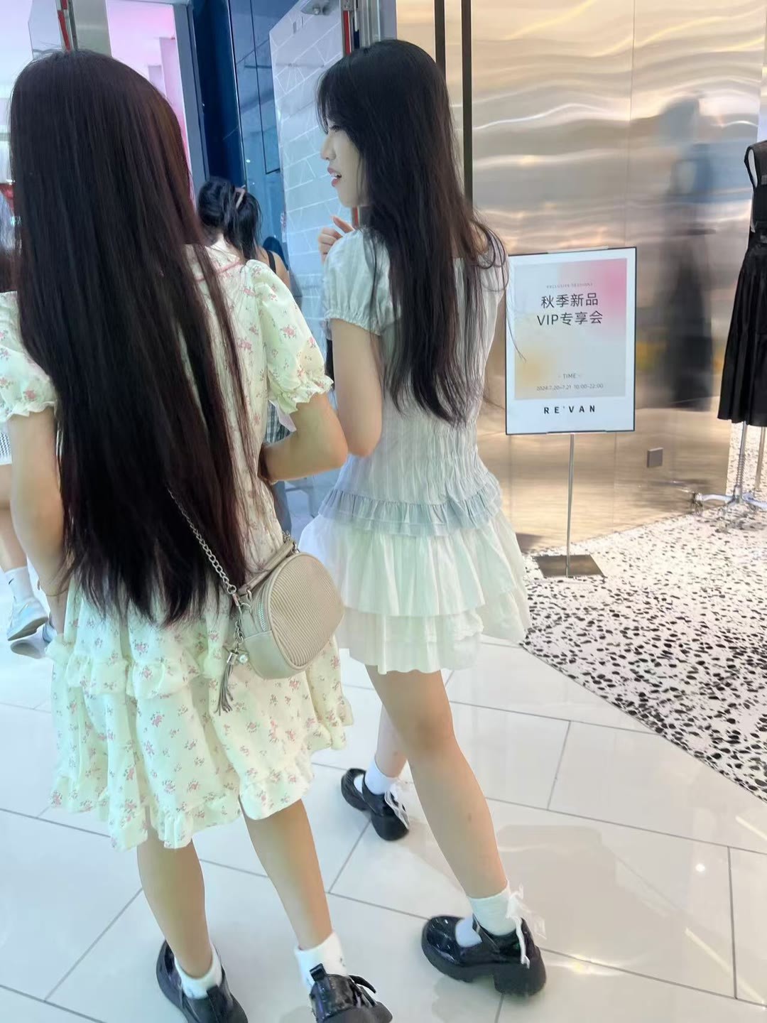人生每天都要笑，生活的下一秒发生什么，我们谁也不知道。 