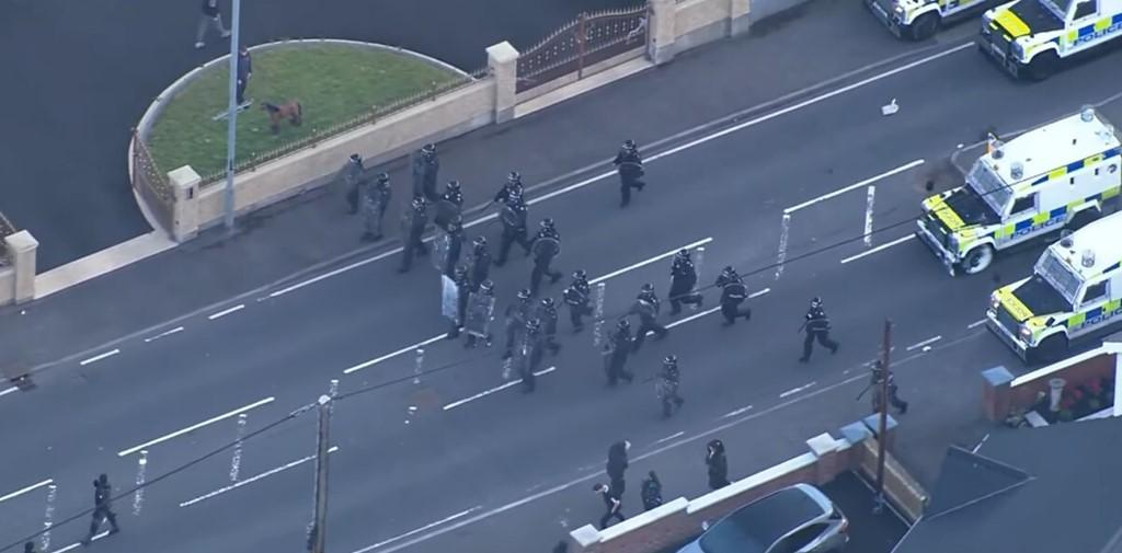 英国贝尔法斯特镇压骚乱期间警察与暴徒对攻！
英国北贝尔法斯特的骚乱仍在继续，警方