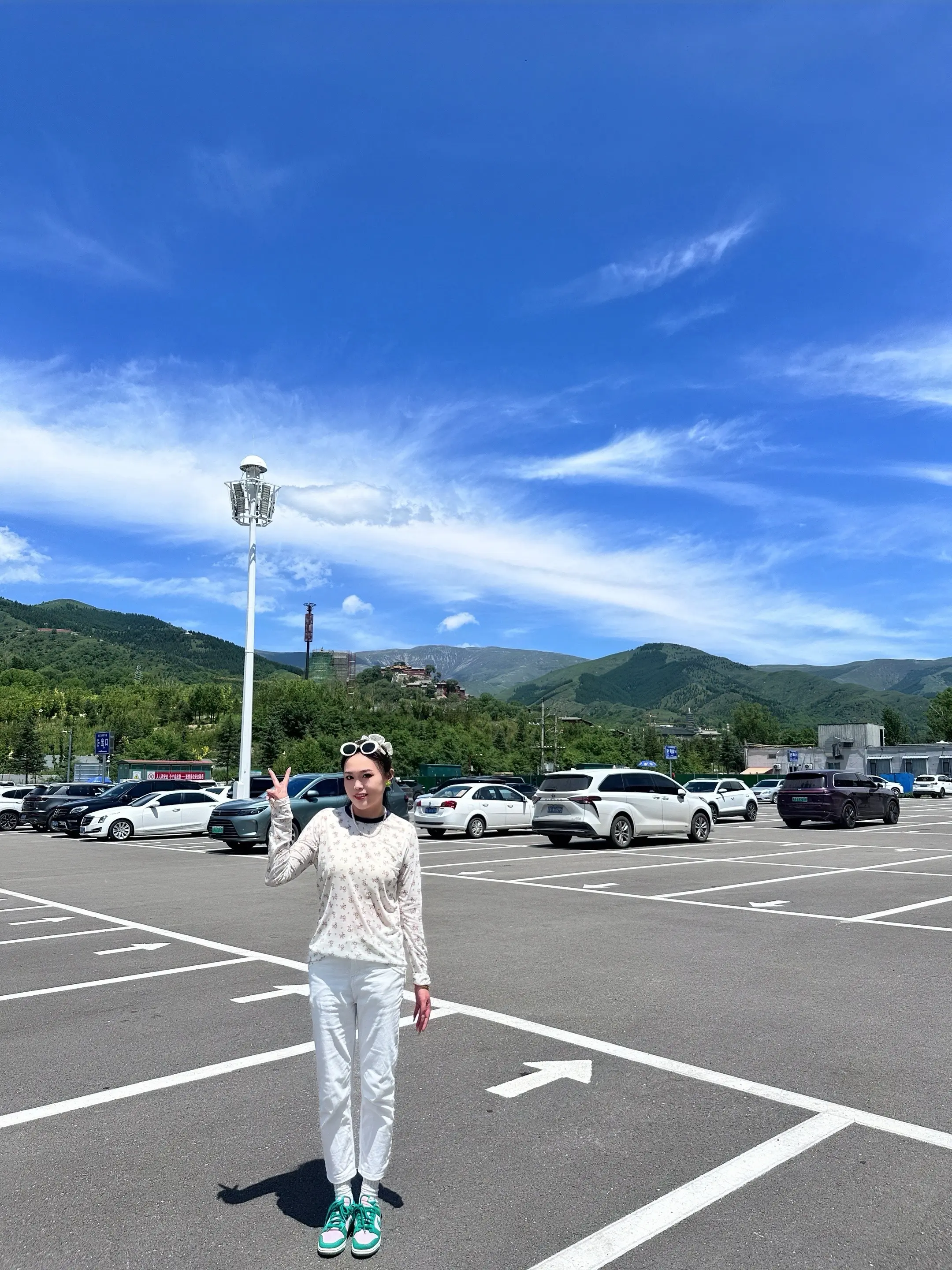 单枪匹马熬到现在，任何人都不是我的靠山，花落花残，人聚人散，清醒自律知...