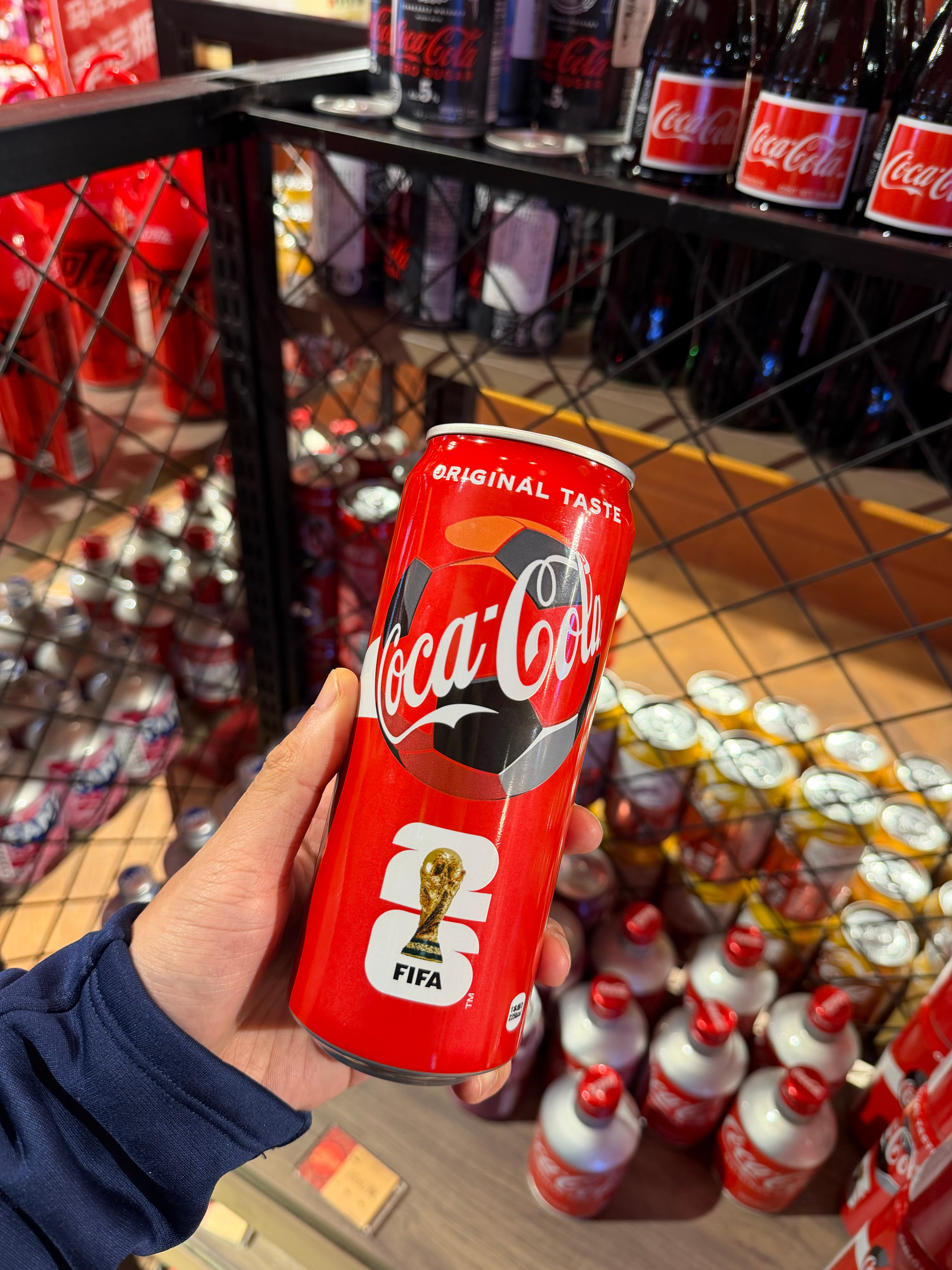 哈尔滨逛街发现的可口可乐博物馆，全球的可乐都有，日本版已经上了世界杯款，还有在日