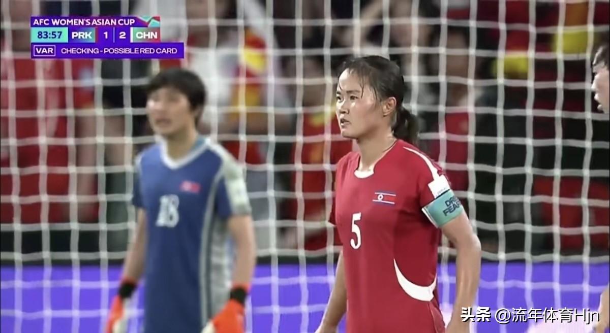 看看朝鲜女足队员那坚毅的眼神，如鹰隼般的目光，就知道他们为什么会变强。

尽管朝