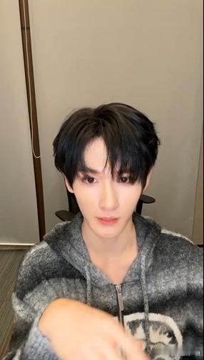 余宇涵突袭直播 刷到弹幕全在喊“好帅”！余宇涵现在正在突袭直播，没打光的生图状态