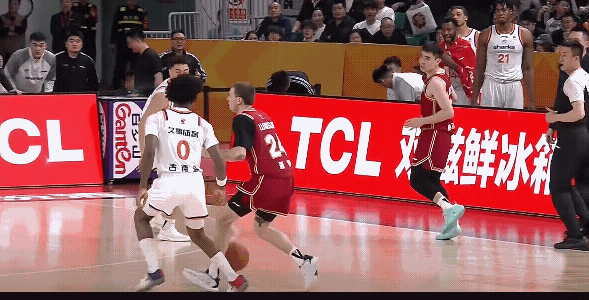 说实话盖伊这个3＋1是有待商榷的，感觉古德温没有明显犯规，是盖伊碰到了古德温一点