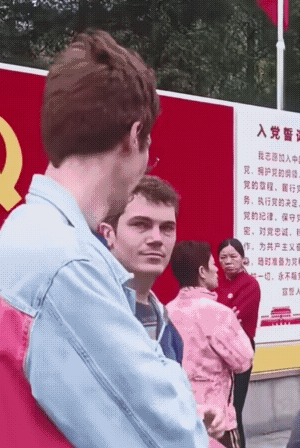 外国人到韶山毛主席铜像广场游玩，被眼前看到的这一幕所震撼。韶山，是红太阳升起的地