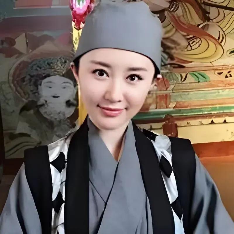 鄙人已与世隔绝，
红尘俗事两不知，
现在已居尼姑庵，
一身轻松读圣经。