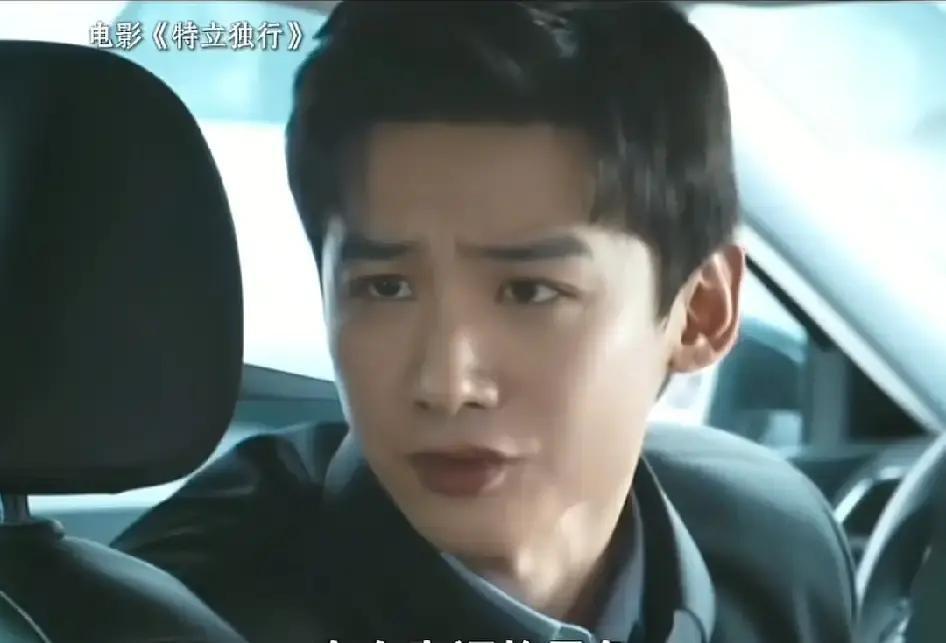 白敬亭带着一身超能力回到老家莱茵县，没去打外星人，第一件事是坐在饭局上，指着老县