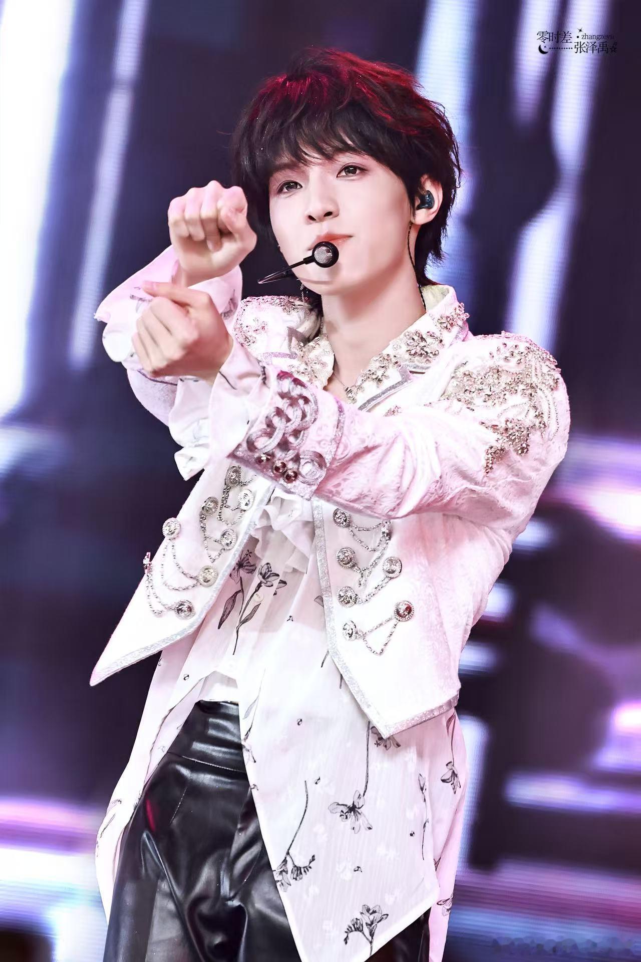 爱上张泽禹就可以猫狗双全 谁懂啊张泽禹身上那种又猫又狗的气质，安静时软乎乎像小猫