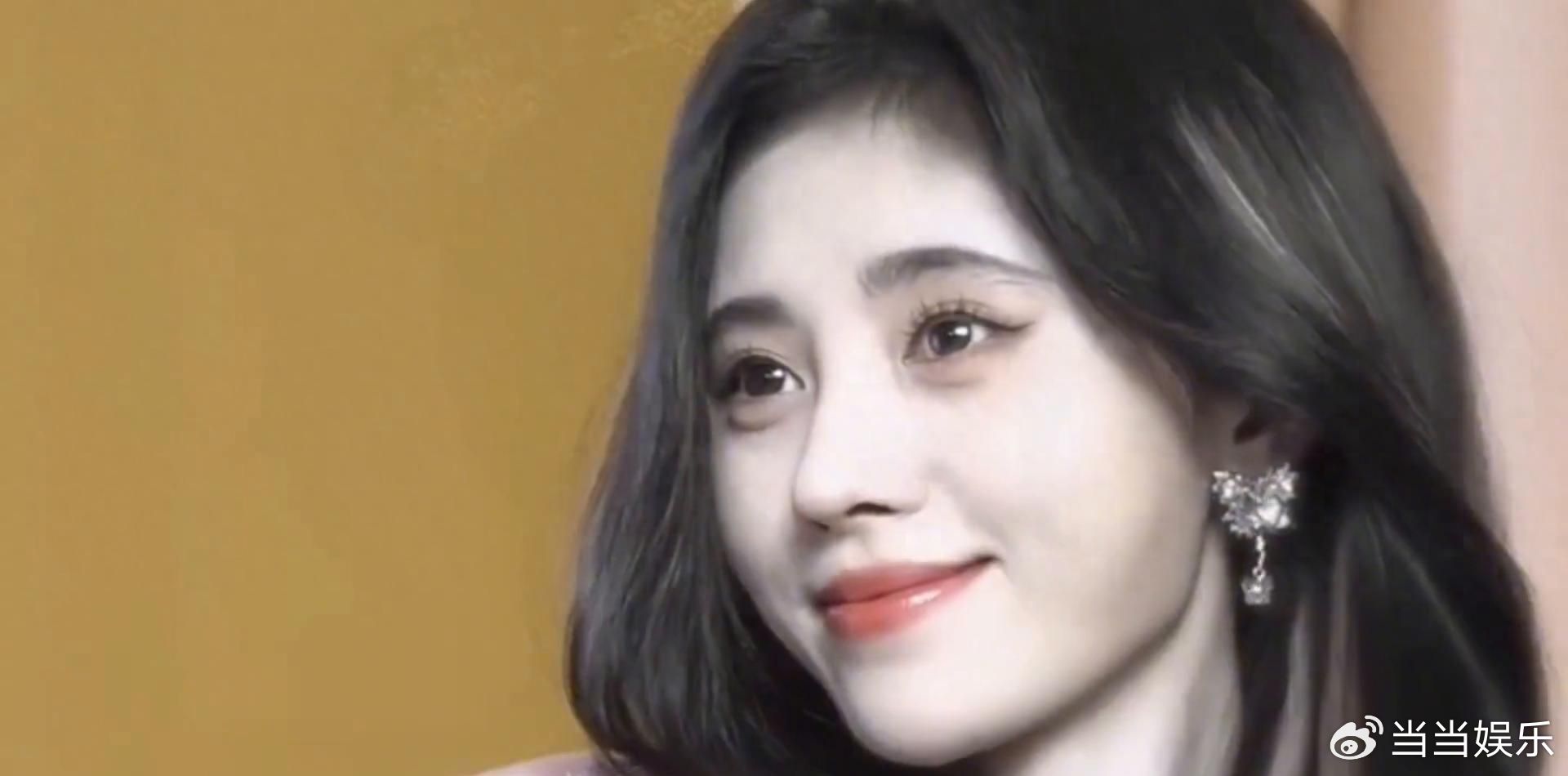 小挑眉成了流量密码 网友集体破防喊真香最近鞠婧祎的一组小挑眉动图在网上彻底炸了锅