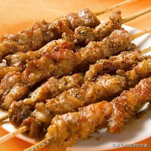 曼彻斯特桥洞的中国烧烤，凭啥让留学生甘愿排队？
 
远在英国曼彻斯特的桥洞下，一