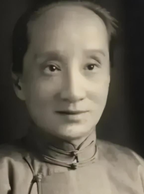 1909年夏天，北京西三条胡同的小四合院里，鲁迅忽然对结发妻子朱安说：“日本有一
