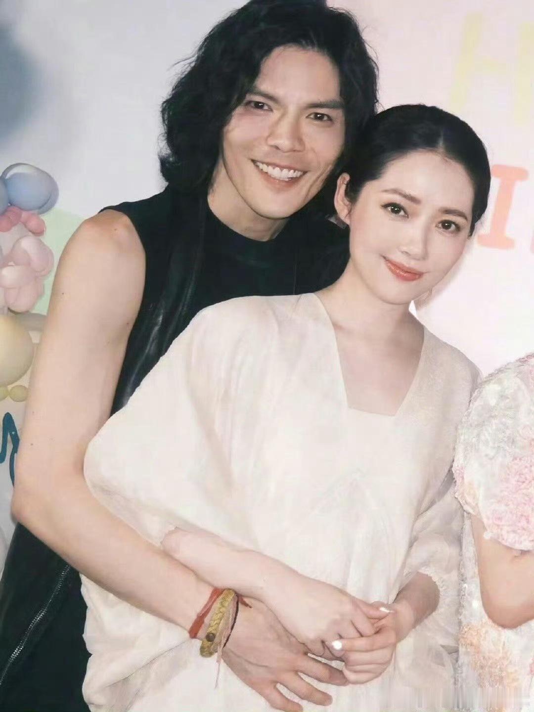 向佐这首歌肯定是给郭碧婷唱的真是令人羡慕的小夫妻，没想到平常看着那么抽象的向佐居