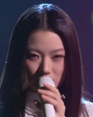 2026年中国网络视听盛典上，单依纯带来了《还你茉莉》舞台-配合下，于圆形舞台上