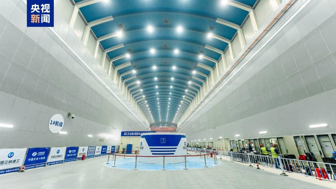 浙江天台抽水蓄能电站首台机组于2025年12月25日正式并网发电，该机组单机容量