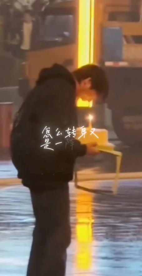 张若昀哭戏演技炸裂张若昀在《人之初》中的哭戏真是让人心碎。他饰演的高风在大雨中拿