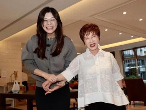 说到底，郑丽文跟洪秀柱压根就不是一路人。
 
现在岛内把当选国民党主席不久的郑丽