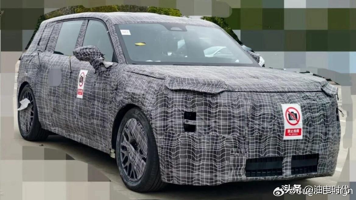 看到关于阿维塔新车的消息
有人说这是阿维塔大六座
也有人说这是阿维塔07L
但是