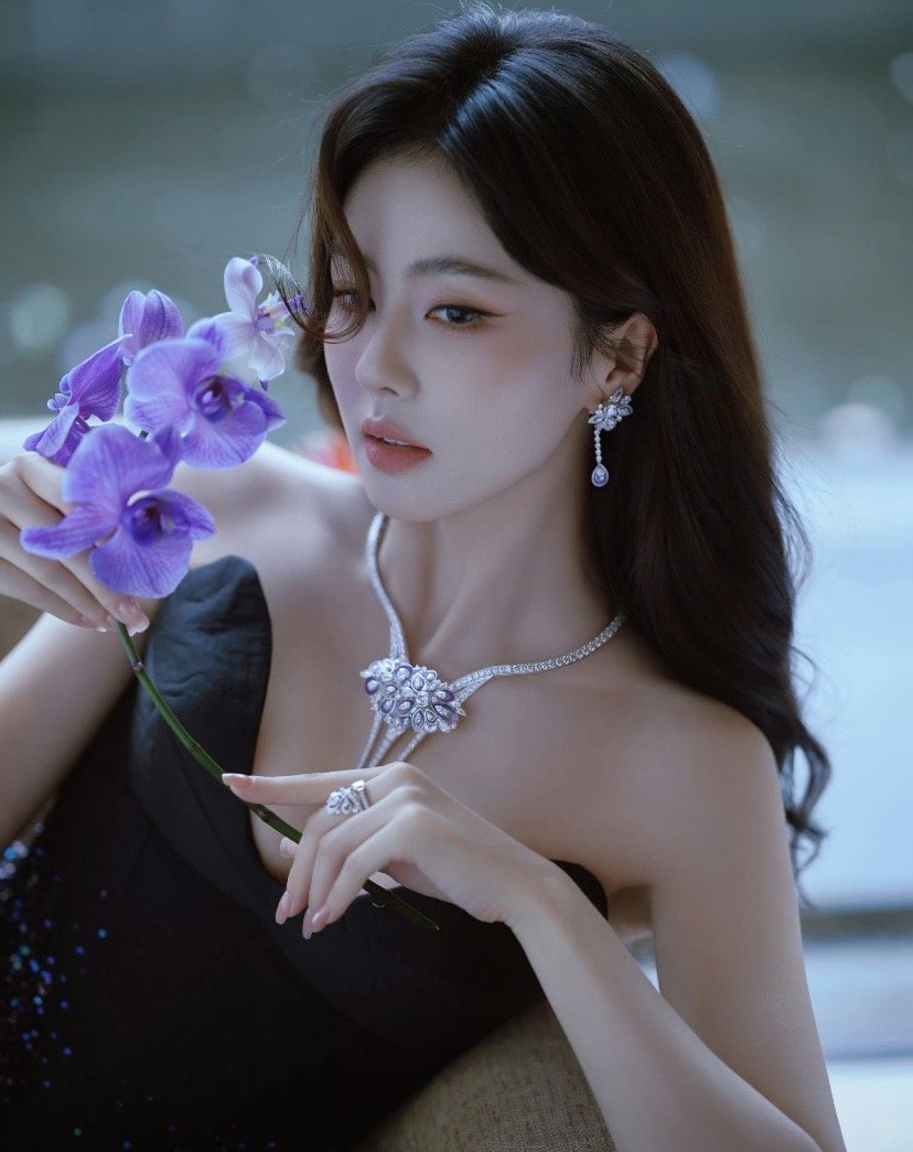 白鹿这组黑裙紫兰大片也太绝了！抹胸黑裙自带冷艳气场，颈间珠宝与耳饰又添了几分精致