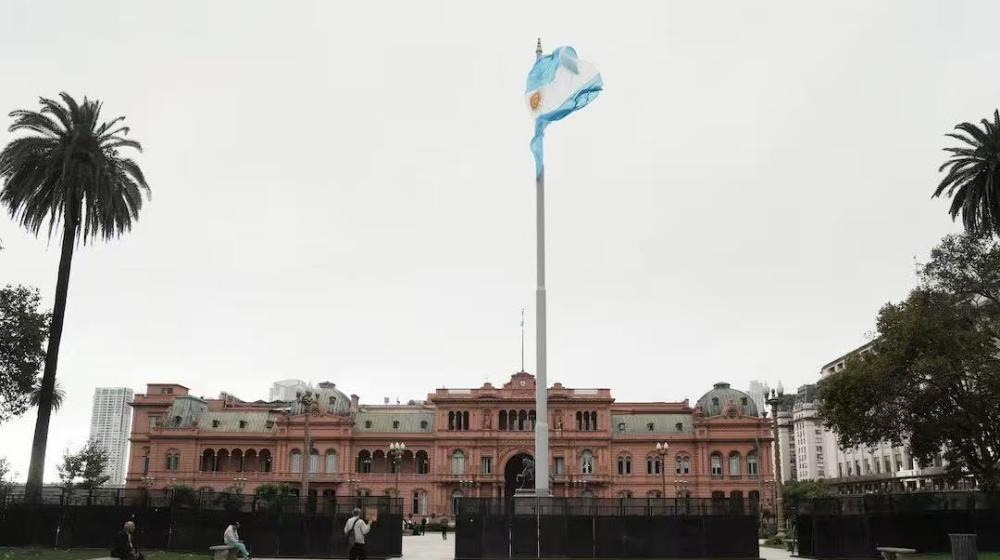 据路透社消息，阿根廷将伊朗驻阿临时代办列为“不受欢迎的人”，限其48小时内离境。