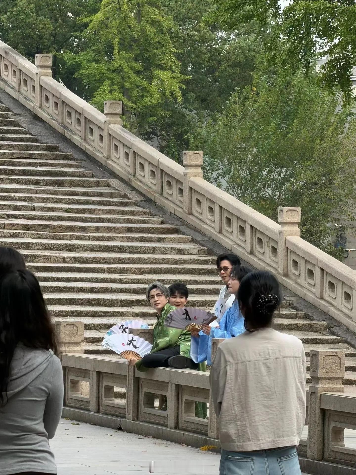 好好好 四大音乐才子来了刘宇宁周深黄子弘凡薛之谦cos四大才子音缘F4扇子上写着
