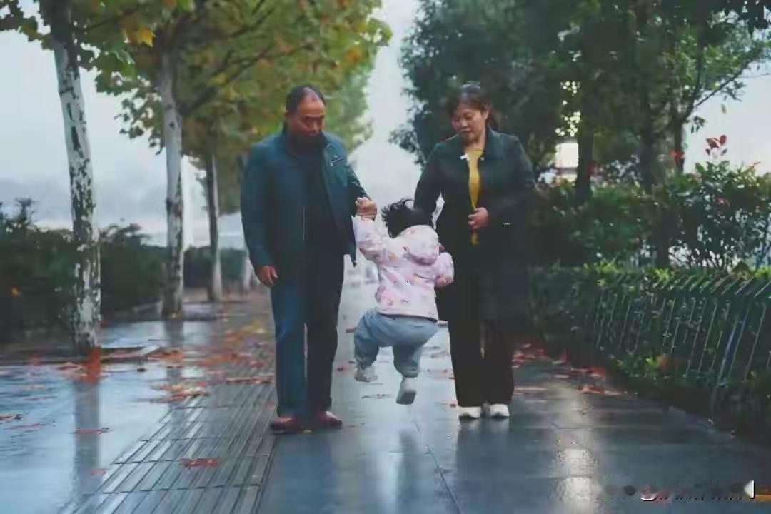 这个故事，看得我心里翻江倒海。

2021年夏天，湖北十堰的黄姐和丈夫去武汉打工