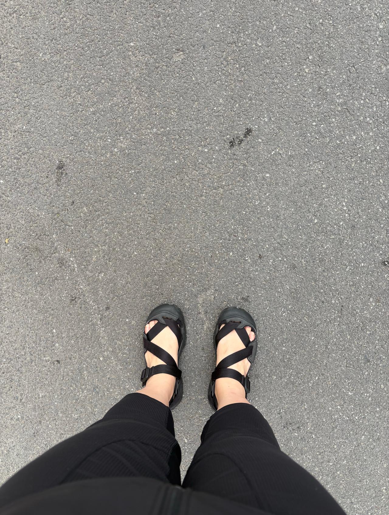 每天出门前都思考再三
然后依旧穿这双（换个颜色穿） ​​​