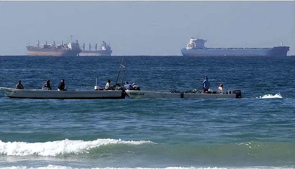 同样身处中东局势漩涡，美国乱成一锅粥，伊朗却能从容反杀、牢牢掌握主动权，不仅用“