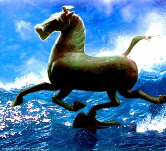 我的创意下联可以是：
1、马踏飞云辞旧岁[碰拳]春携瑞气启新程‌。
2、马踏飞云