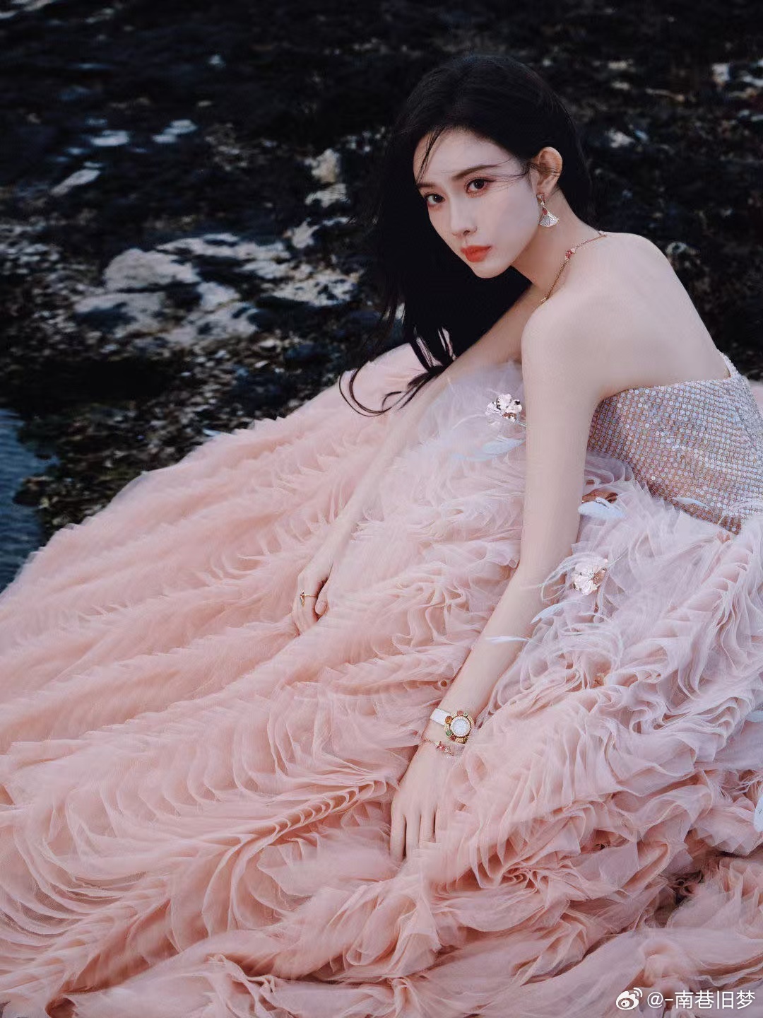 孟子义海边盛开的香槟玫瑰  孟子义的海边造型宛如盛开的香槟玫瑰，粉色公主裙如梦如