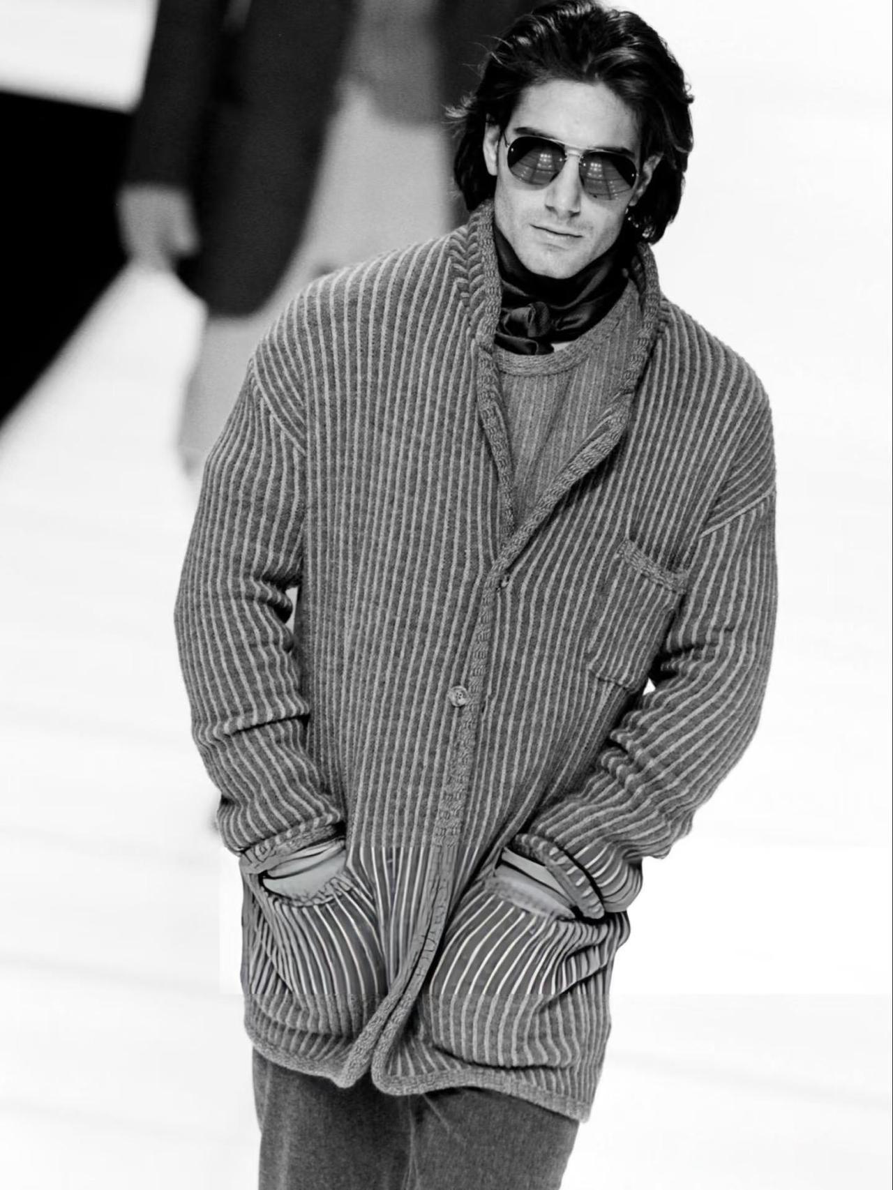 90年代的阿玛尼真的顶级

翻出这几张老照片

才明白什么叫“时尚的尽头是经典”